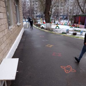 Angajații IET nr. 161, zilnic, curăță terenul aferent/adiacent al grădiniței